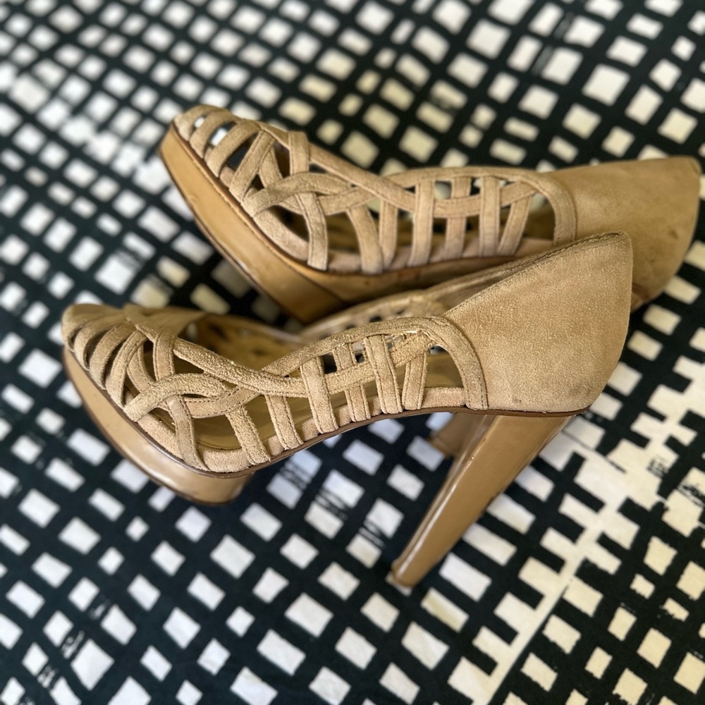 Heels size 6M beige color